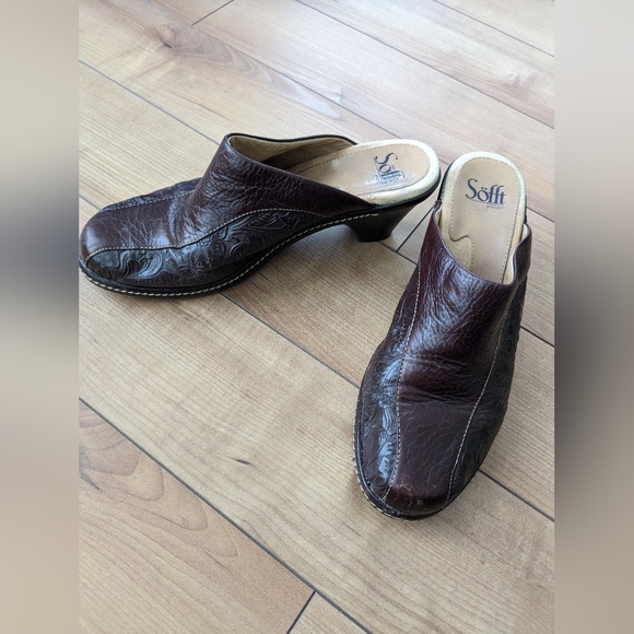 Sofft London Women's Brown Floral Embossed Leather Mules Clogs Shoes Size 9 M - Picture 2 of 7